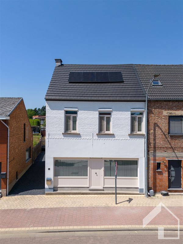 Halfopen bebouwing met grote tuin