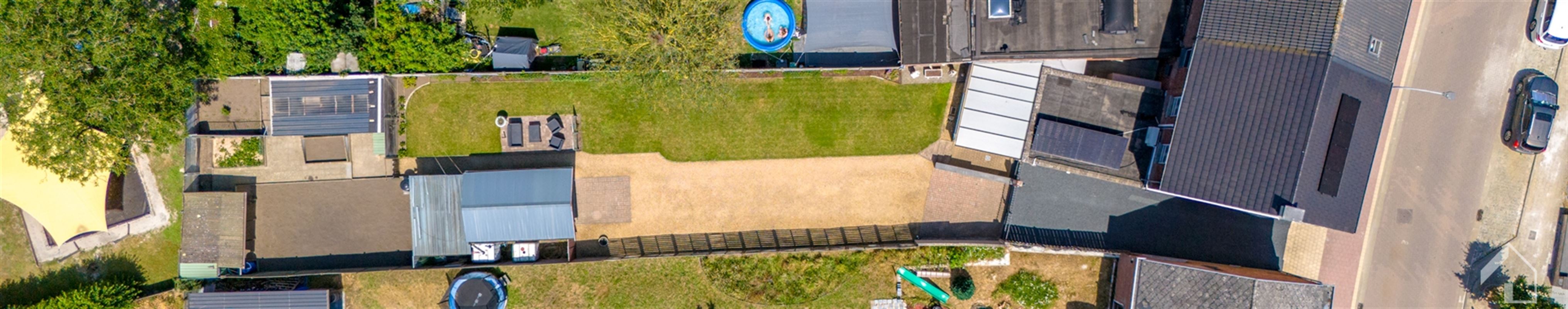 Halfopen bebouwing met grote tuin