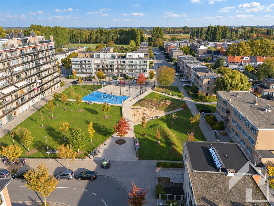 Lichtrijk hoekappartement met 2 slaapkamers, terras en garage met oprit