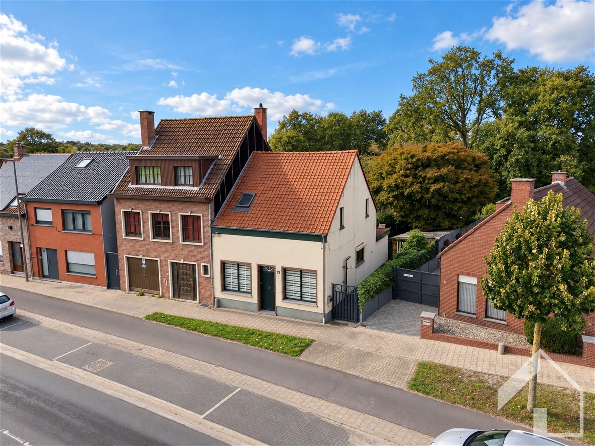 Woonhuis met potentieel, zij-ingang en prachtige tuin