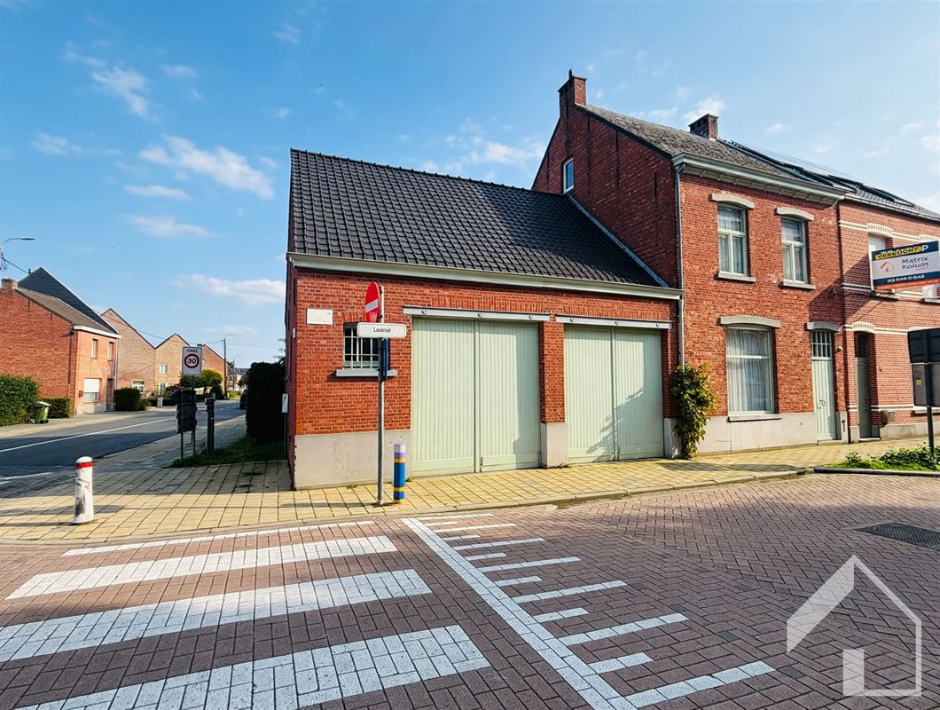 Hoekwoning met authentieke elementen en 4 garages