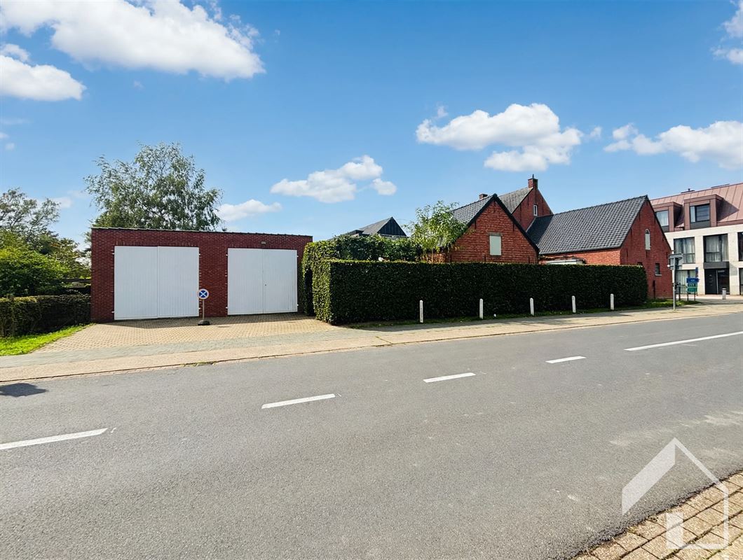 Hoekwoning met authentieke elementen en 4 garages