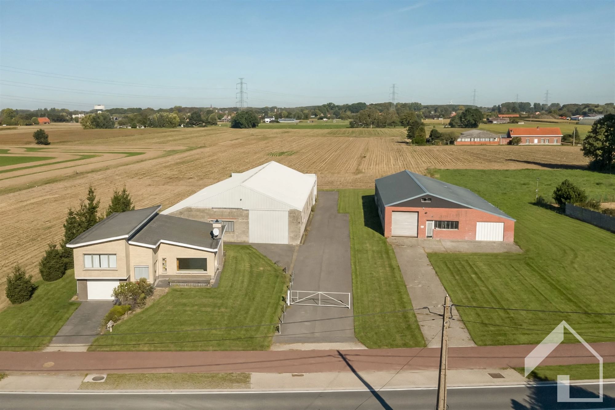 Woning met 2 magazijnen en 2 hectare landbouwgrond