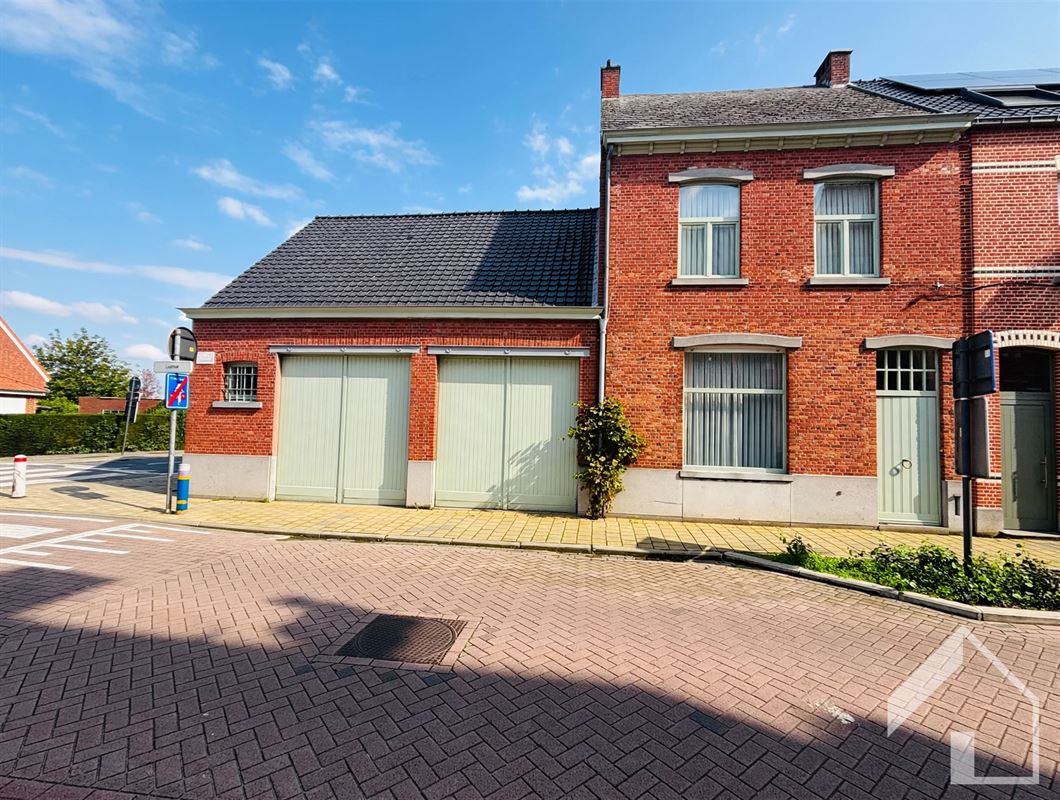 Hoekwoning met authentieke elementen en 4 garages