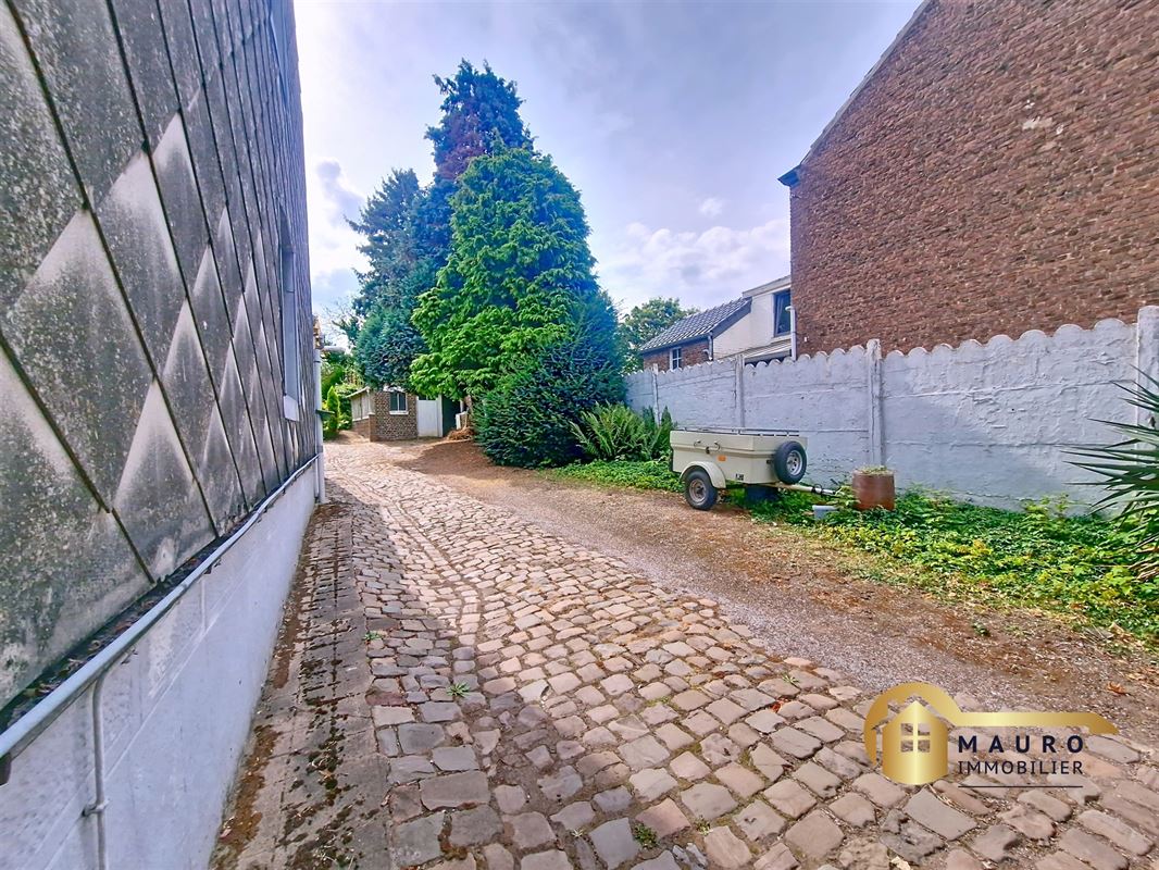 Grande maison avec Grange et garage.