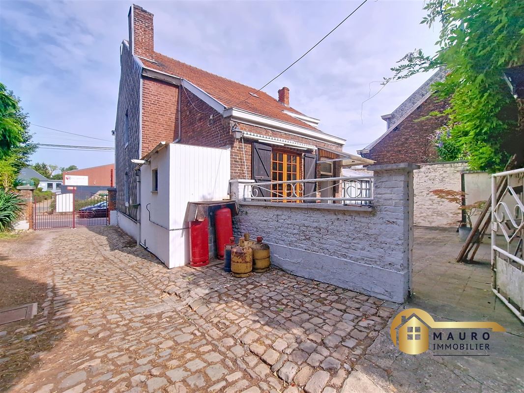 Grande maison avec Grange et garage.