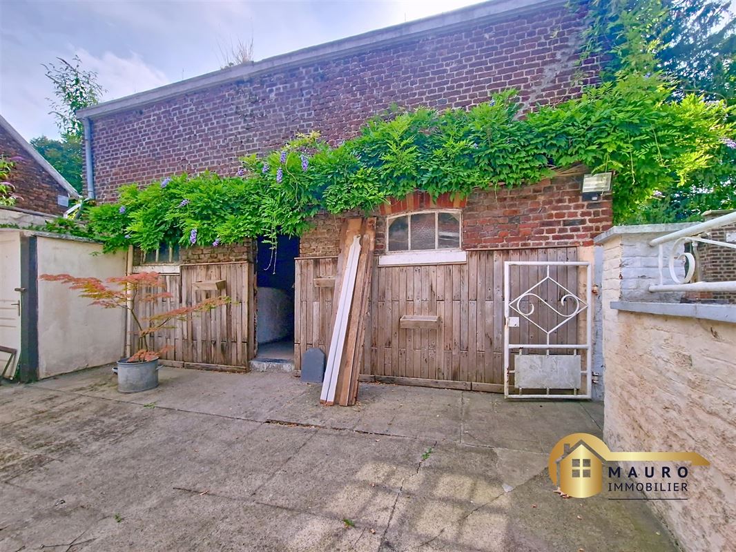Grande maison avec Grange et garage.