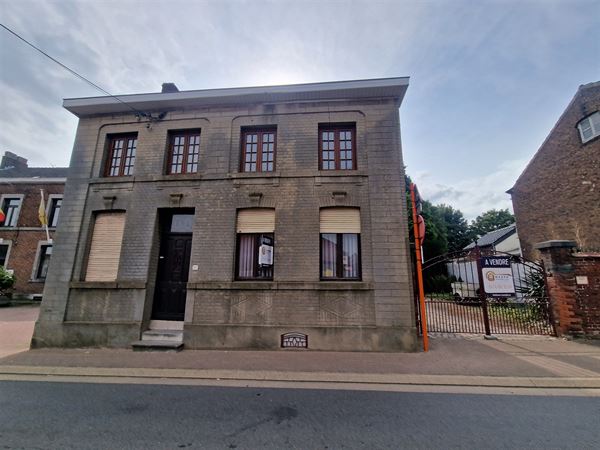 Grande maison avec Grange et garage.