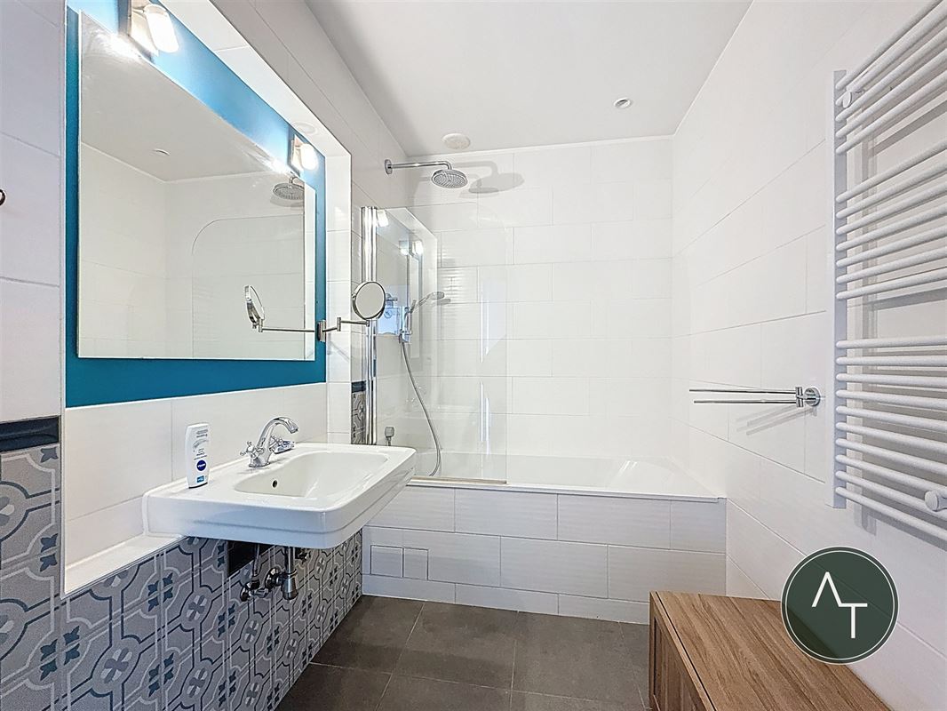 Trône / App. 2sl + bureel +/- 121m²