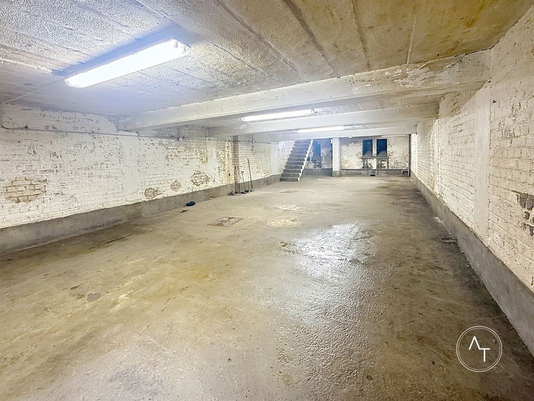 Van Zuylen / Development opportunity and parking spaces