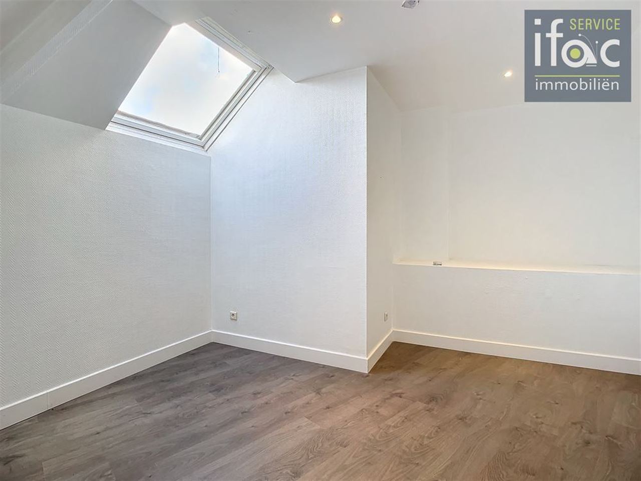 Opbrengstgebouw met handelsruimte en appartment