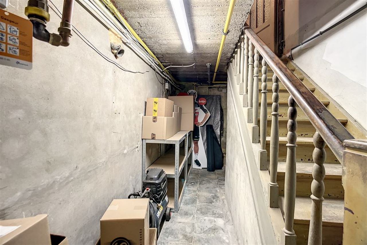 Opbrengstgebouw met handelsruimte en appartment