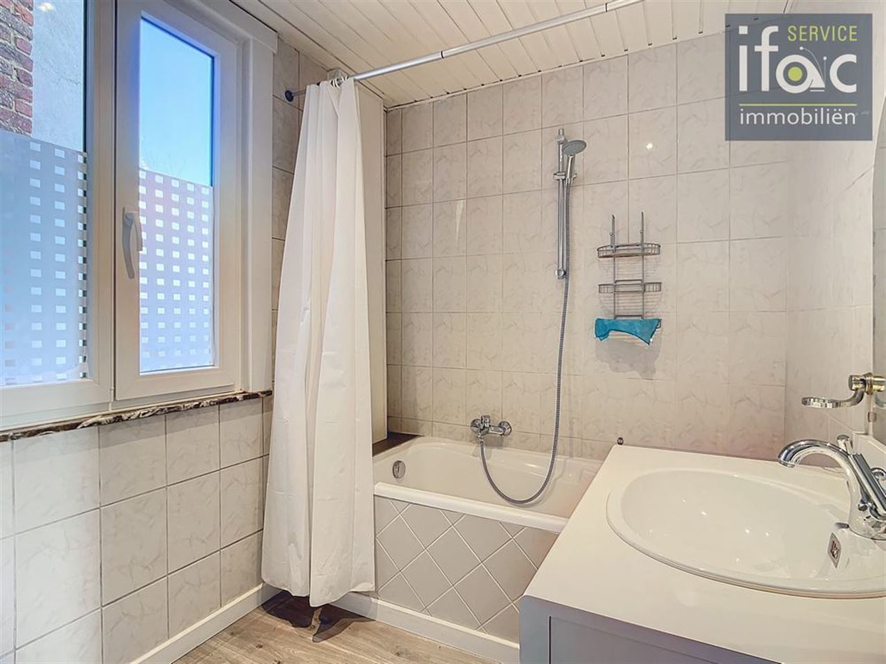 Opbrengstgebouw met handelsruimte en appartment