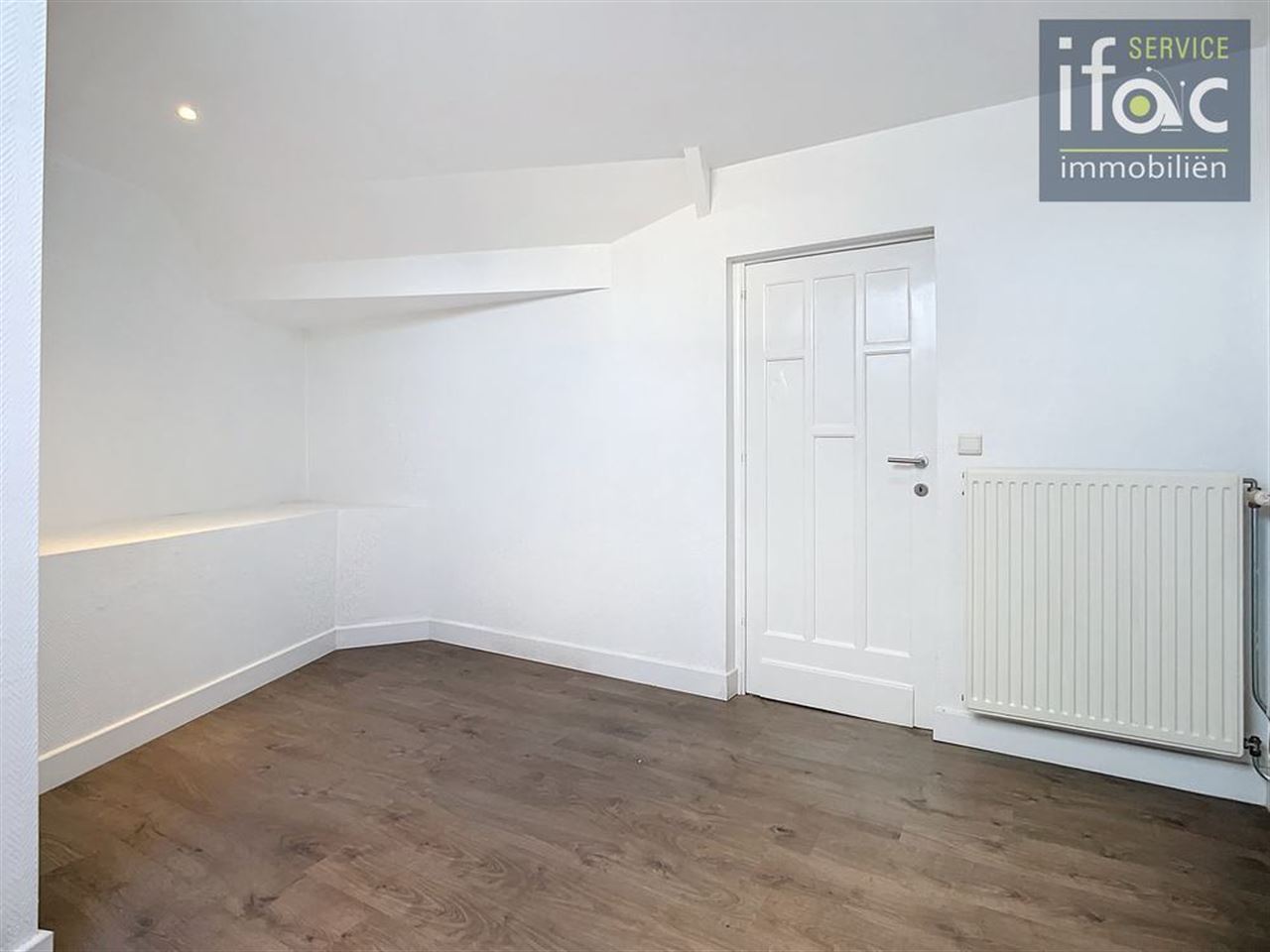 Opbrengstgebouw met handelsruimte en appartment