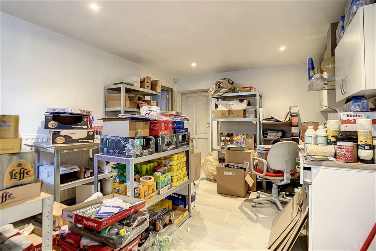 Opbrengstgebouw met handelsruimte en appartment