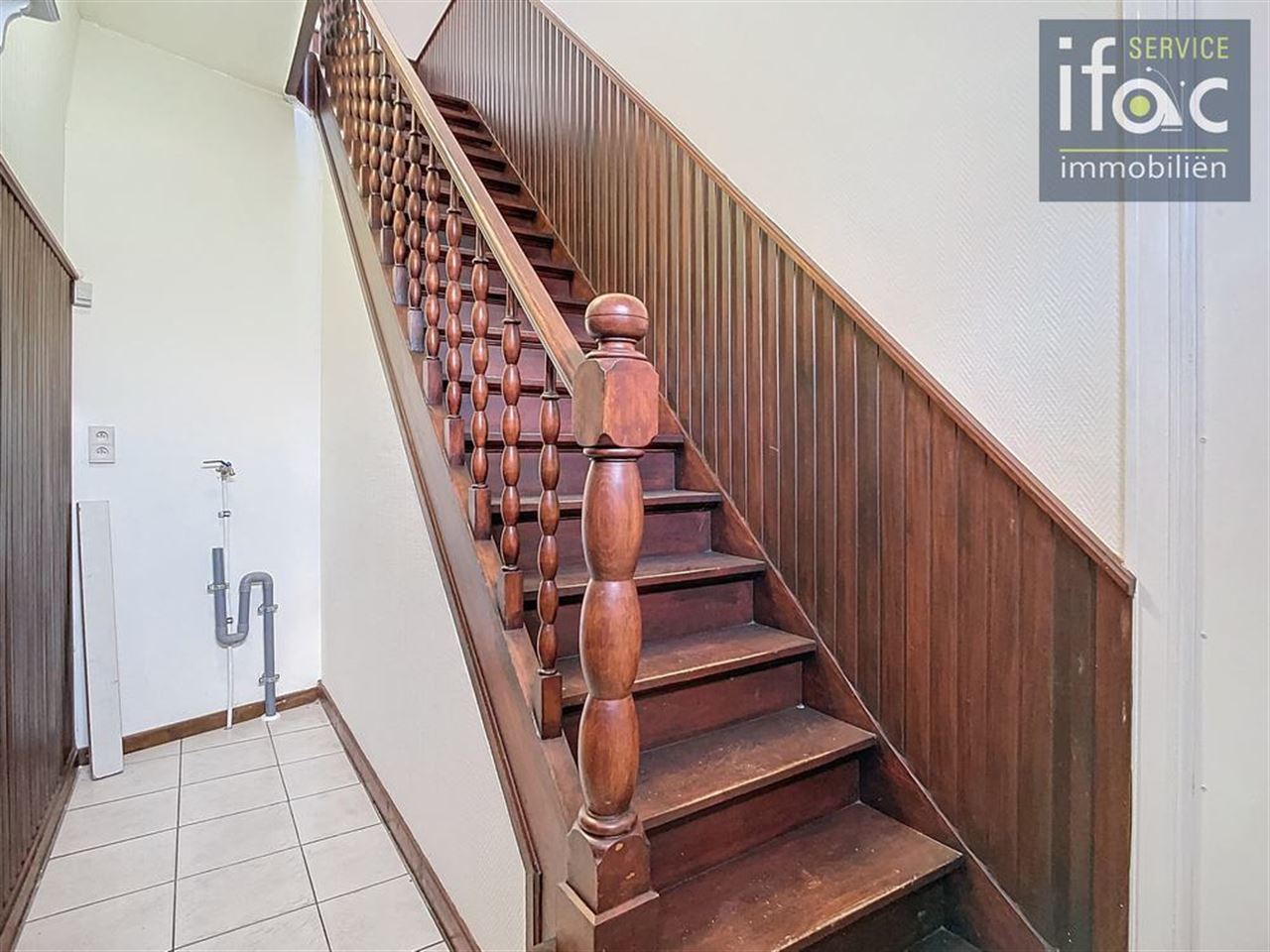 Opbrengstgebouw met handelsruimte en appartment