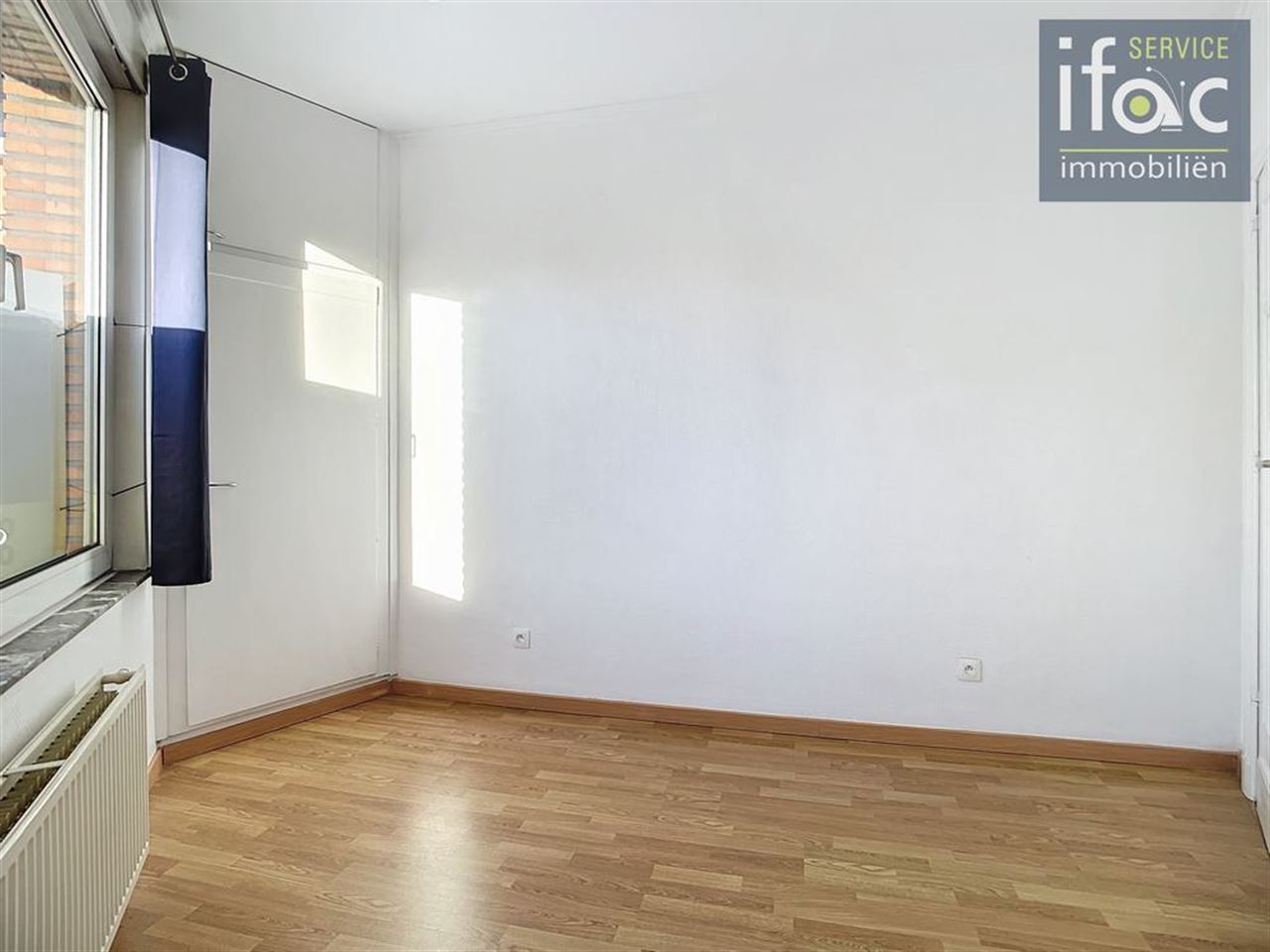 Opbrengstgebouw met handelsruimte en appartment