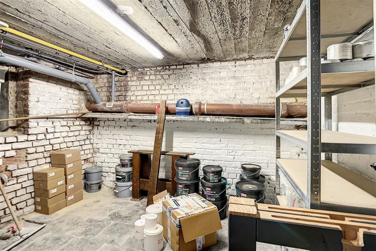 Opbrengstgebouw met handelsruimte en appartment