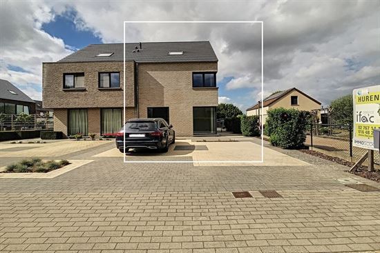 Bâtiment moderne mitoyen avec 5 chambres à coucher