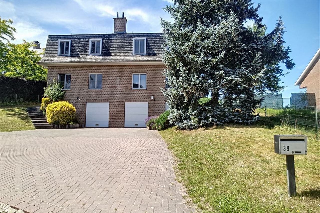 Koppelvilla in rustige straat vlakbij het Park van Tervuren.