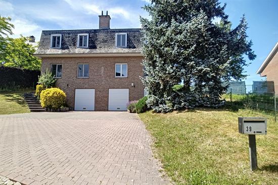 Semi-detached villa in a quiet street near Tervuren Park.