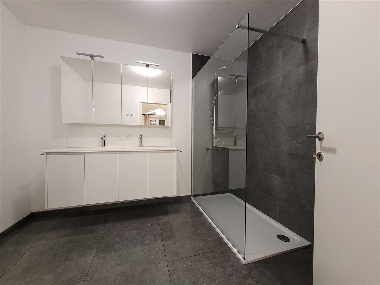 Koppelvilla in rustige straat vlakbij het Park van Tervuren.