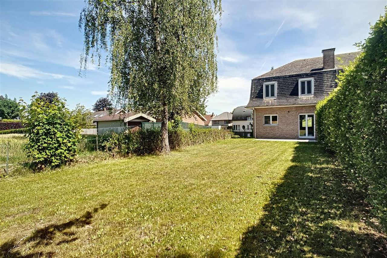 Koppelvilla in rustige straat vlakbij het Park van Tervuren.