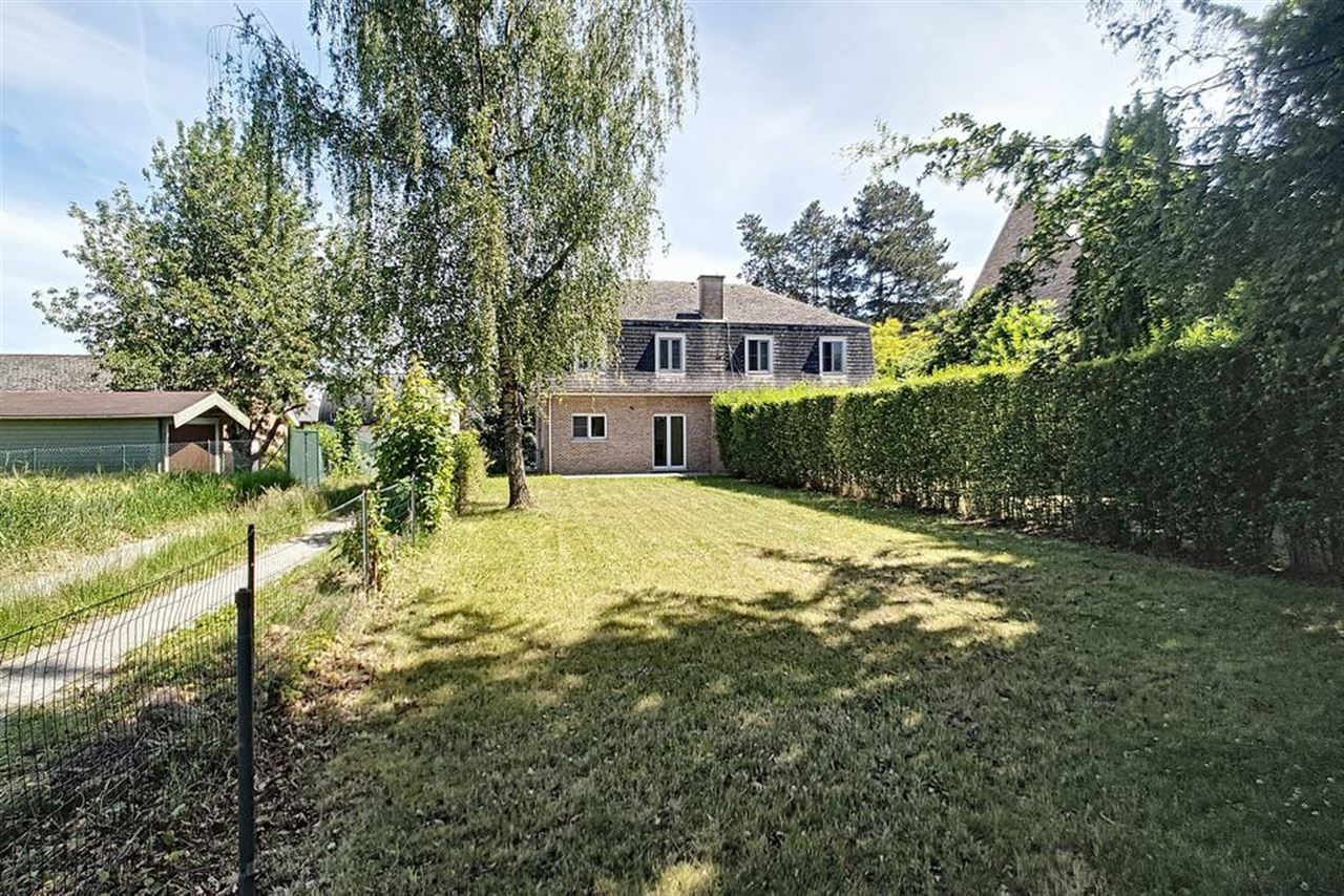 Koppelvilla in rustige straat vlakbij het Park van Tervuren.