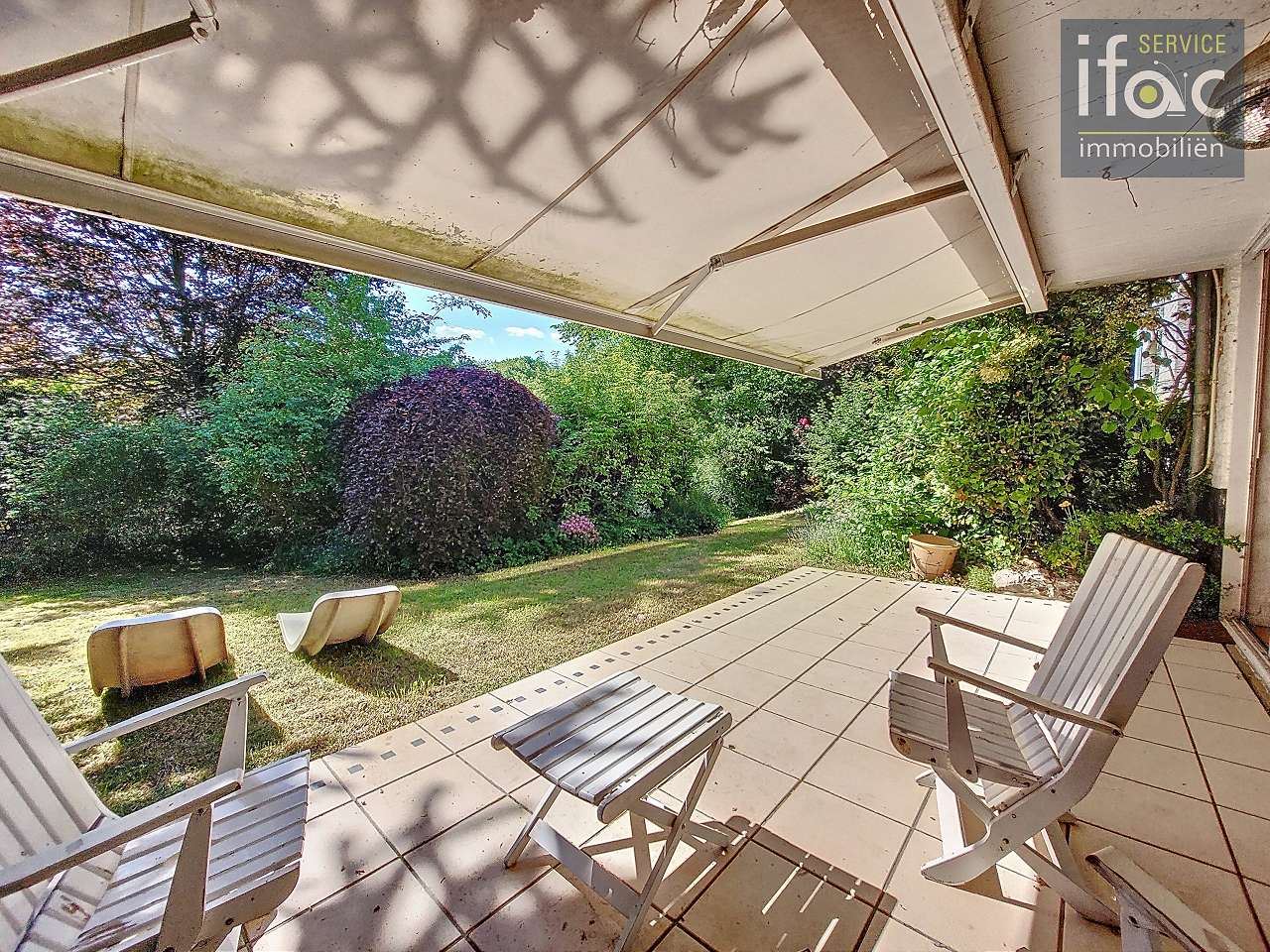 Zonovergoten te renoveren villa nabij Zoniënwoud