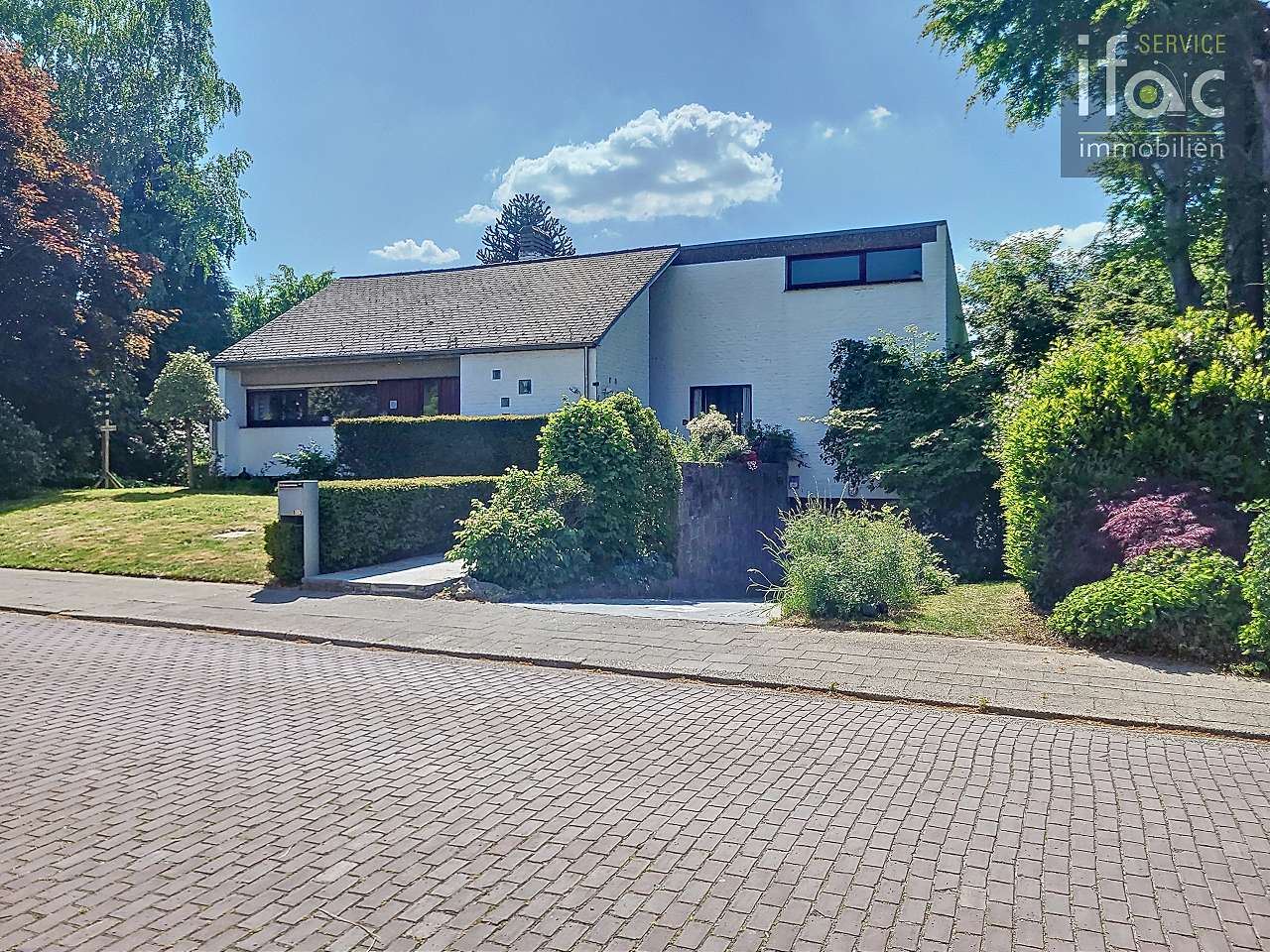 Zonovergoten te renoveren villa nabij Zoniënwoud