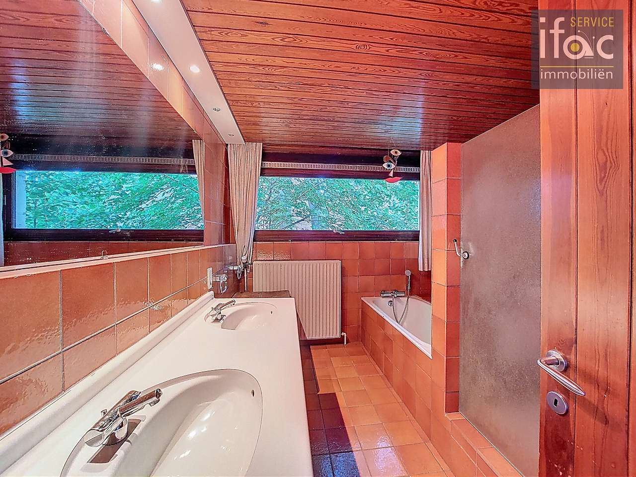 Zonovergoten te renoveren villa nabij Zoniënwoud