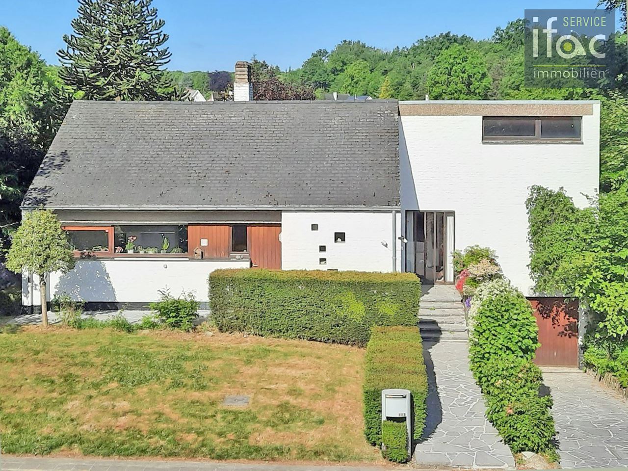 Zonovergoten te renoveren villa nabij Zoniënwoud