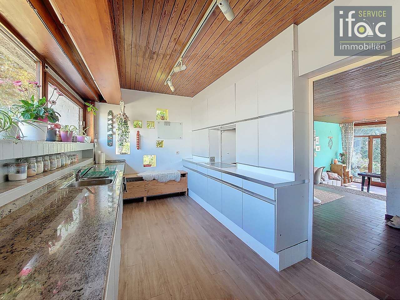 Zonovergoten te renoveren villa nabij Zoniënwoud