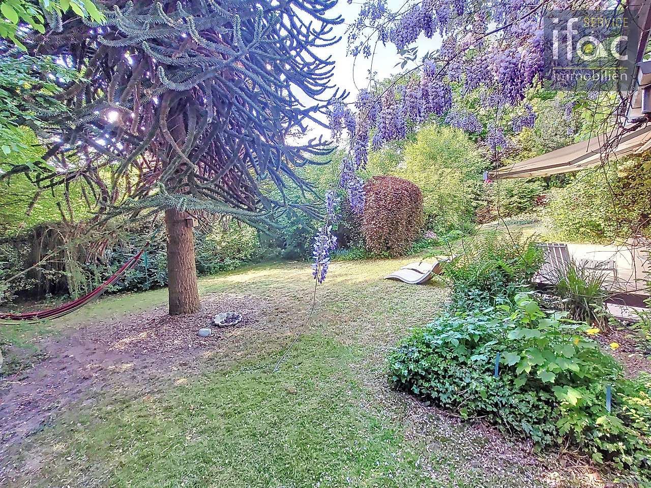 Zonovergoten te renoveren villa nabij Zoniënwoud