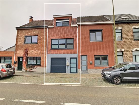 Bel-étage met 2 ruime slaapkamers en garage