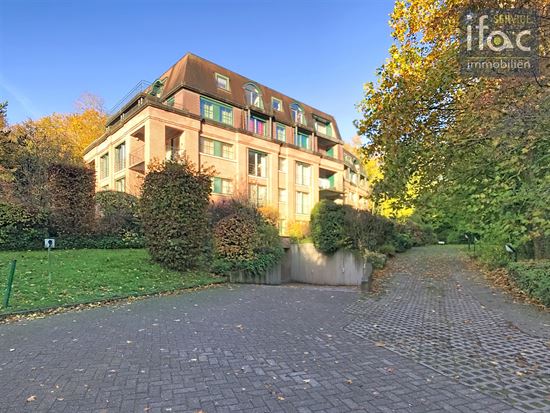 Penthouse avec 2 chambres, cave, parking et garage séparé!