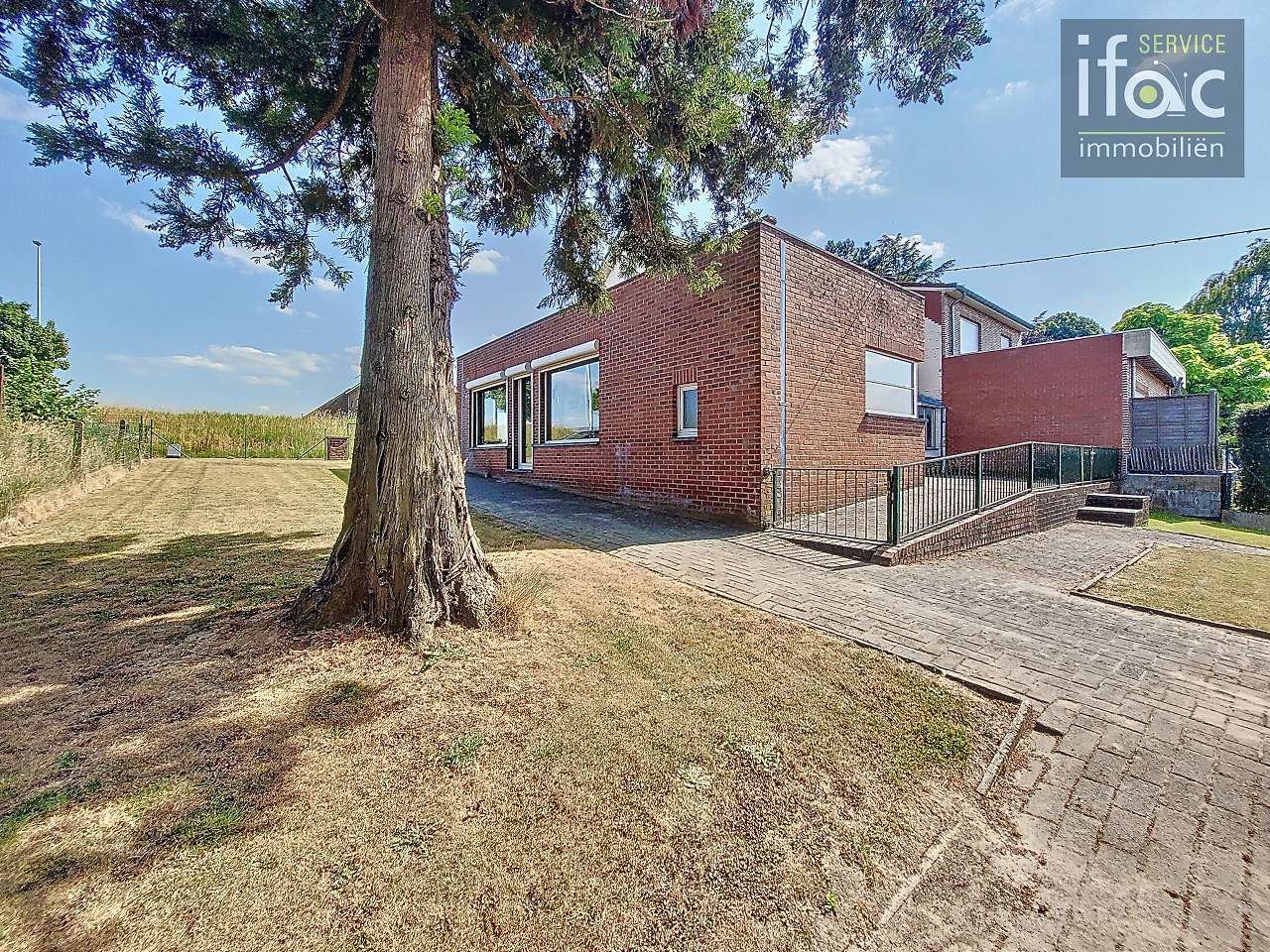 Centraal gelegen driegevelwoning met mooie tuin op ±7a