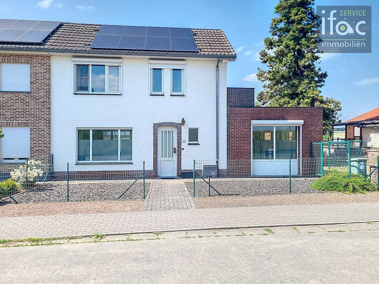 Centraal gelegen driegevelwoning met mooie tuin op ±7a