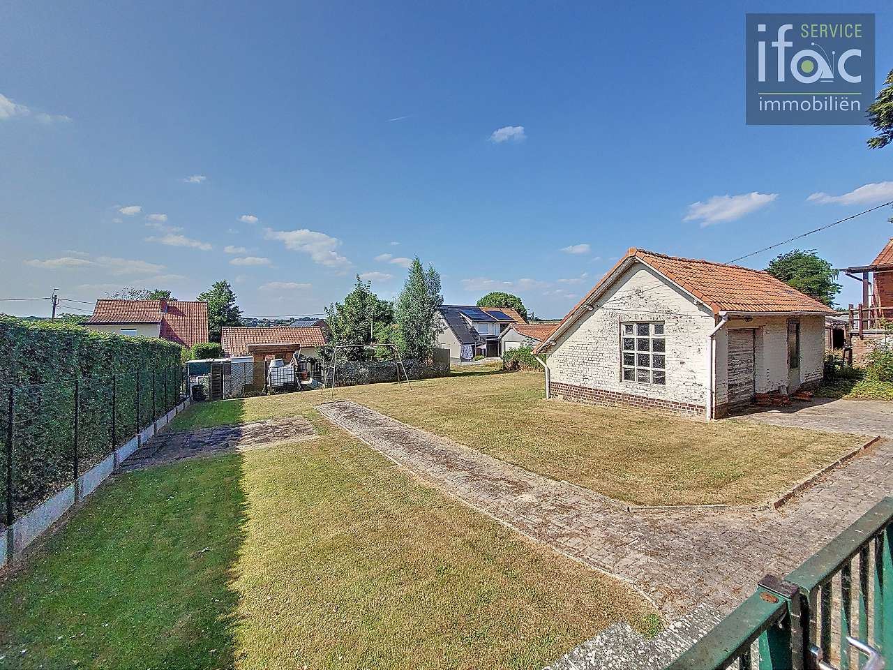 Centraal gelegen driegevelwoning met mooie tuin op ±7a