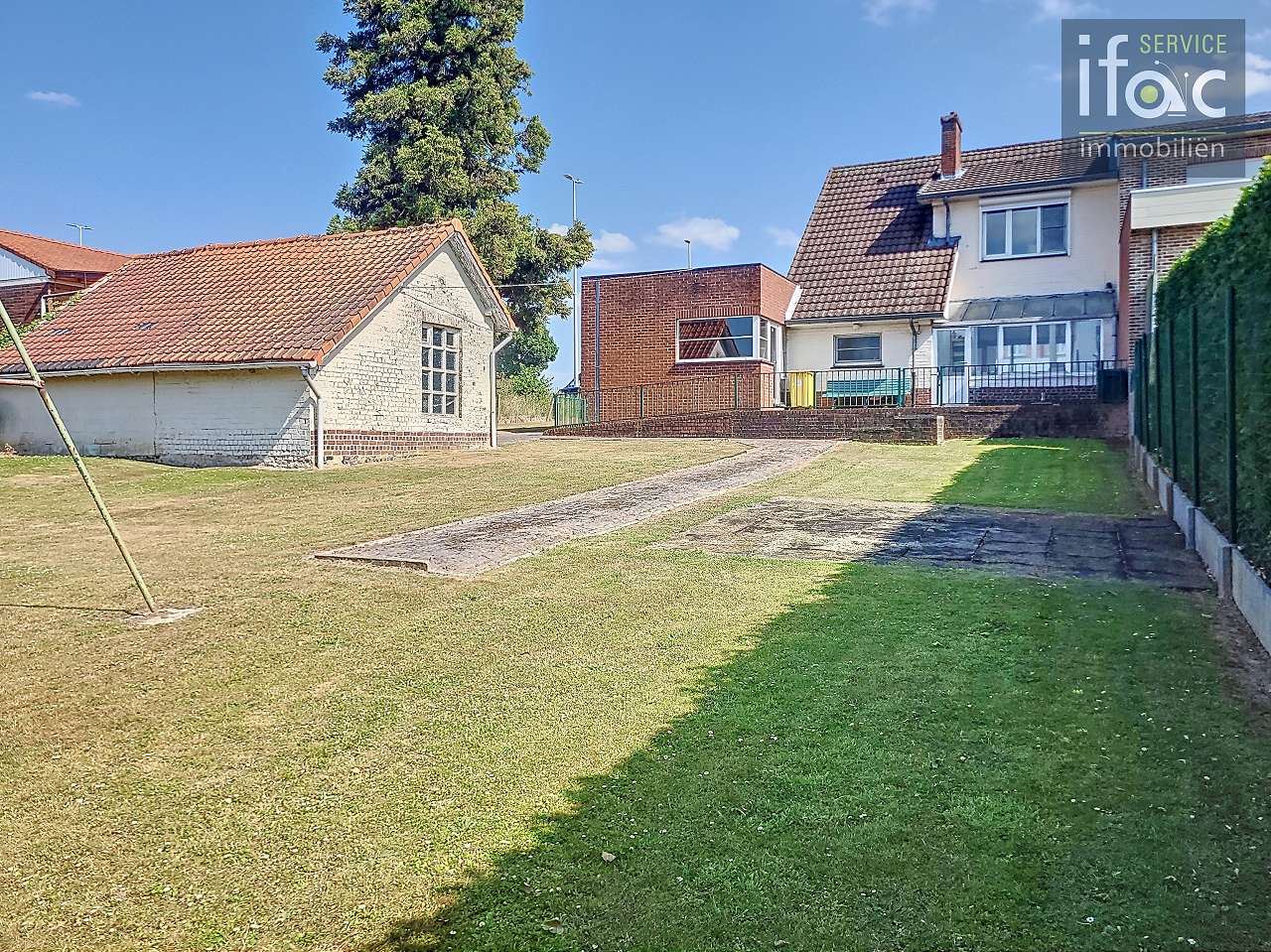 Centraal gelegen driegevelwoning met mooie tuin op ±7a