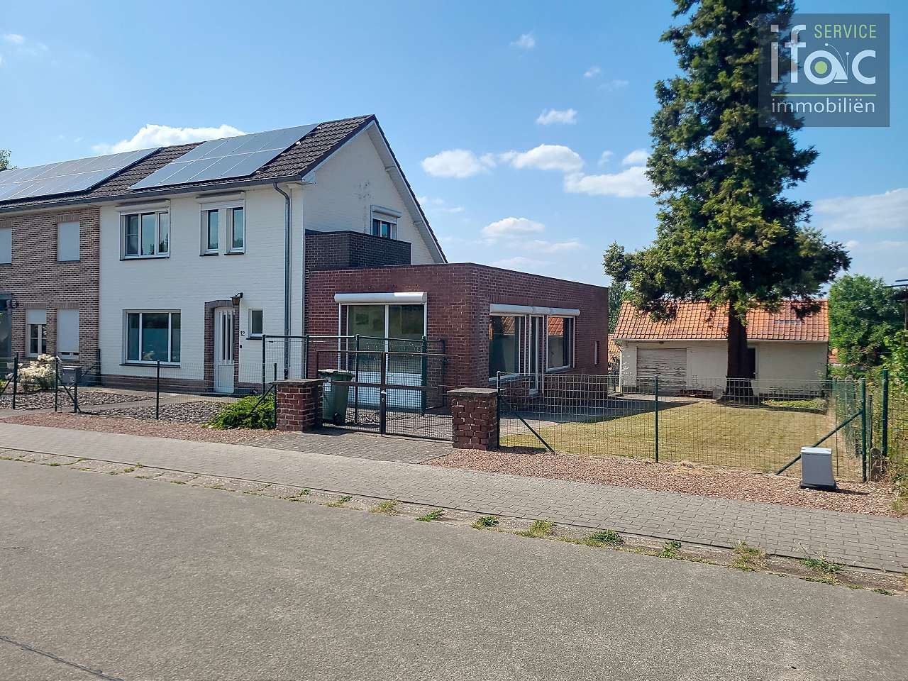 Centraal gelegen driegevelwoning met mooie tuin op ±7a