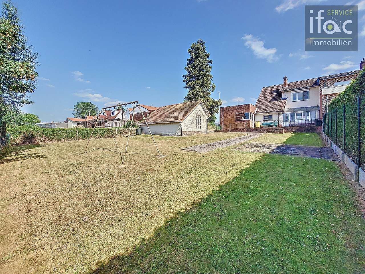 Centraal gelegen driegevelwoning met mooie tuin op ±7a