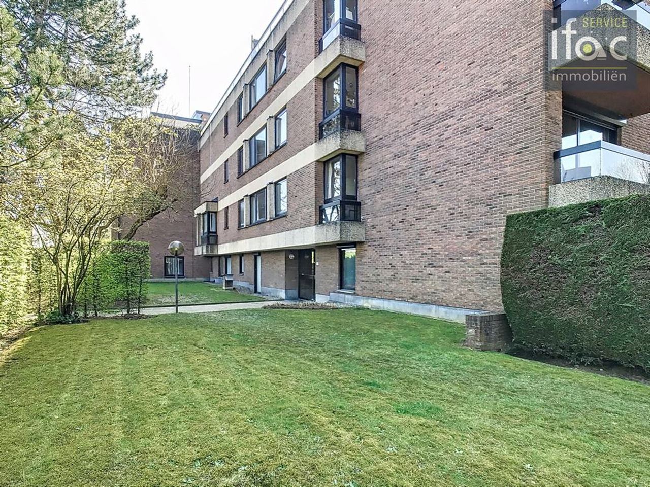 2-bed apt, large terrace & parking space