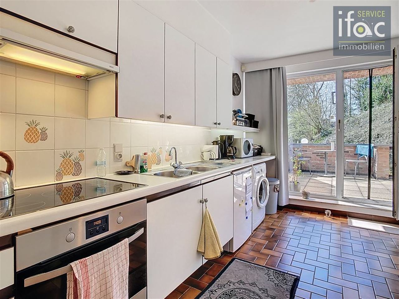 2-bed apt, large terrace & parking space