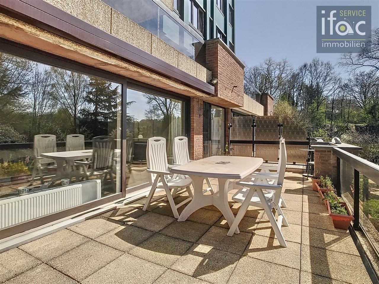 2-bed apt, large terrace & parking space