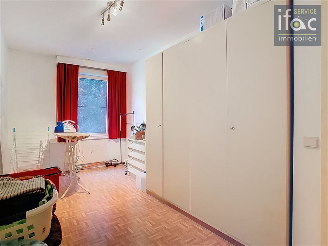 2-bed apt, large terrace & parking space