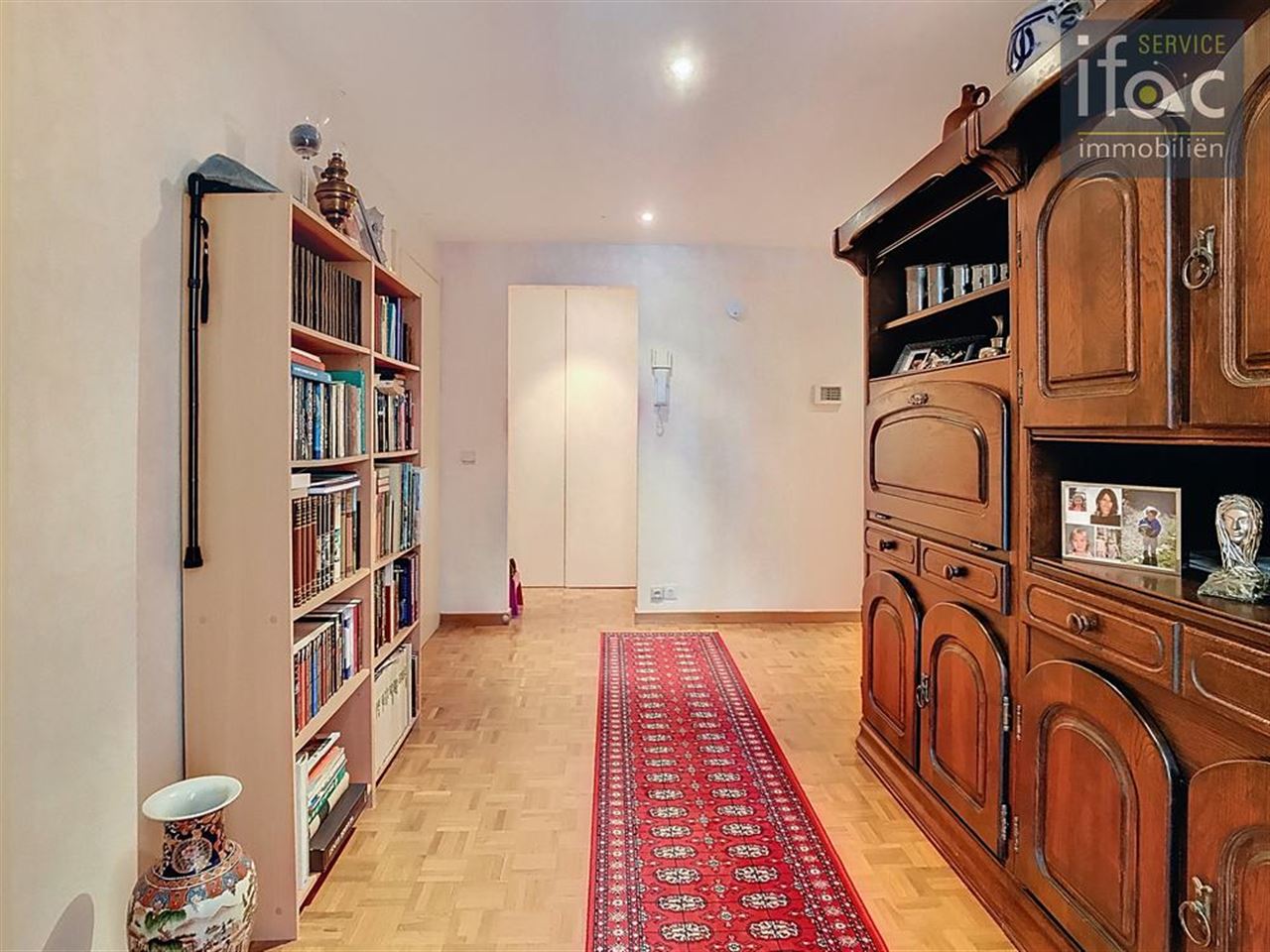 2-bed apt, large terrace & parking space