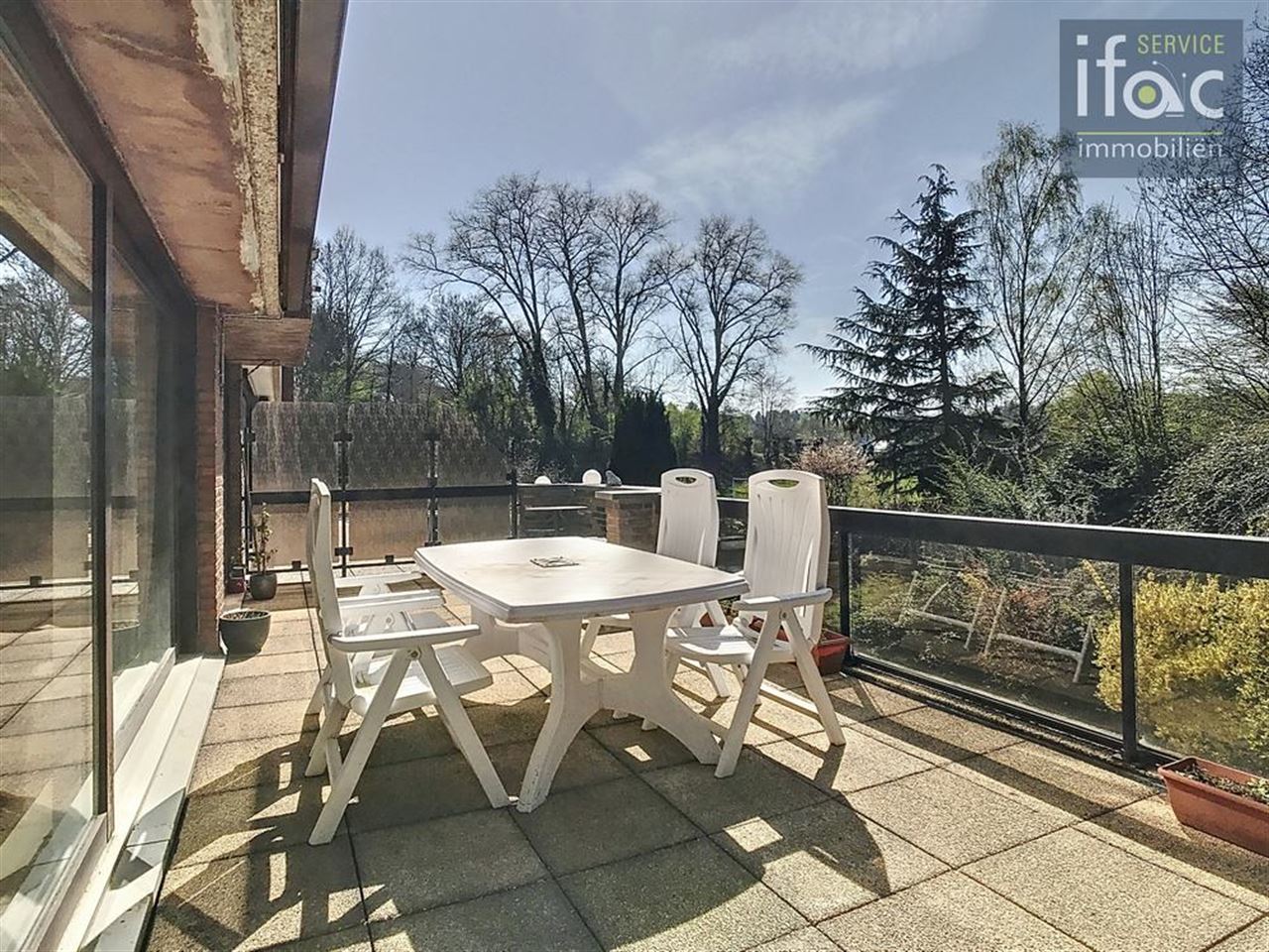 2-bed apt, large terrace & parking space