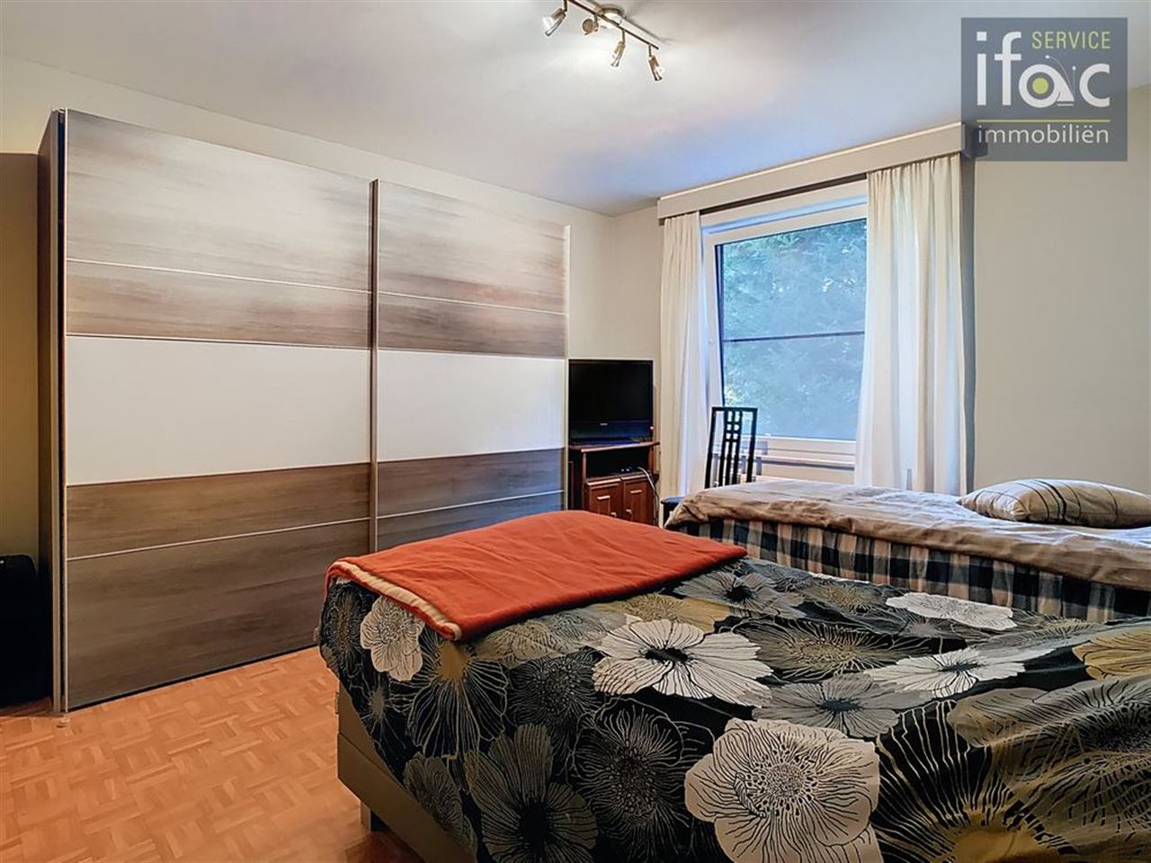 2-bed apt, large terrace & parking space