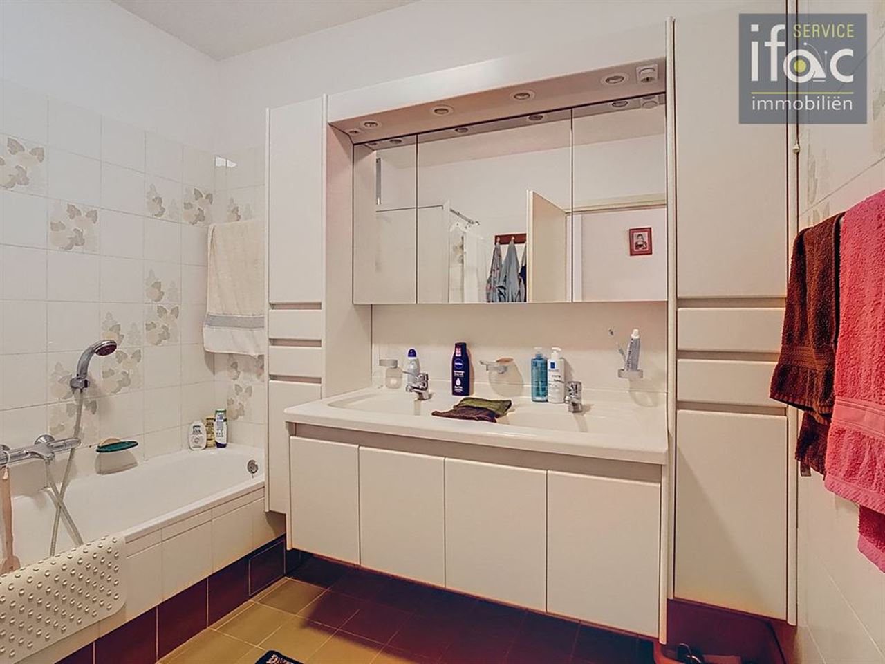 2-bed apt, large terrace & parking space